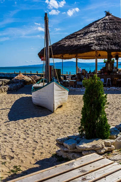 Barco en la playa. Playa del Mar Negro. Playa junto al mar —  Fotos de Stock