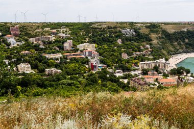 Denizde sütun. Denizin anıtı. Deniz kenarına park et. Bulgaristan Parkı