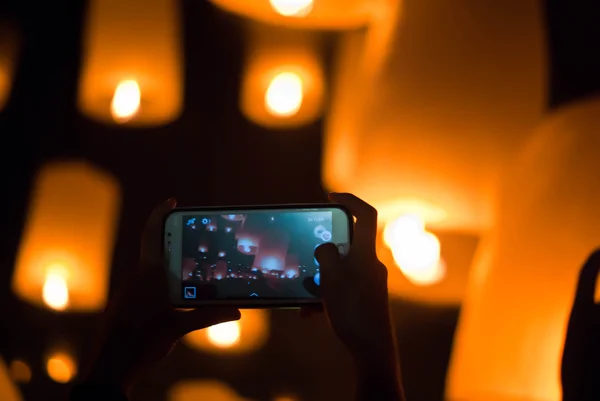 Flying Lanterns Selfie — Stock Photo, Image