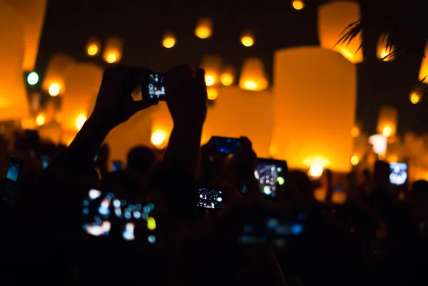 Fliegende Laternen Selfie lizenzfreie Stockbilder