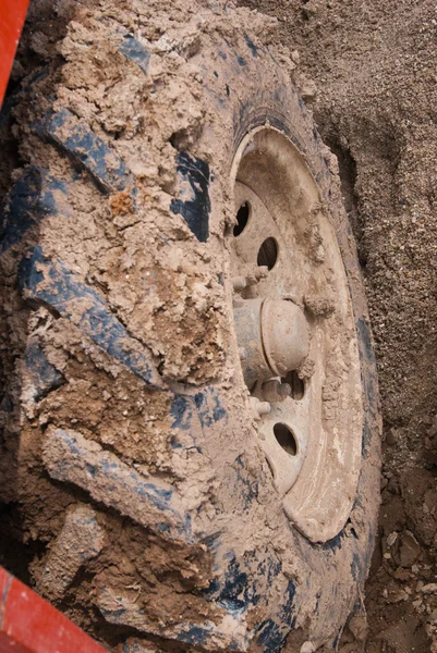 tekerlekleri çamura