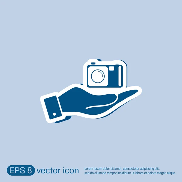 Mano sosteniendo una cámara fotográfica — Vector de stock