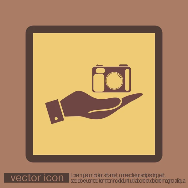 Mão segurando uma câmera fotográfica — Vetor de Stock
