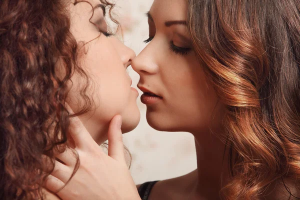 Tenero bacio di due brune Omosessualità Lesbiche — Foto Stock