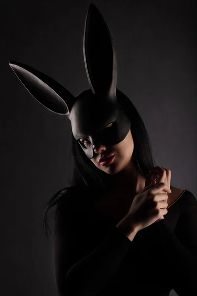 Σέξι, όμορφη, γοητευτική, woamn σε μαύρο κουνέλι μάσκα και κομψό φόρεμα. — Φωτογραφία Αρχείου
