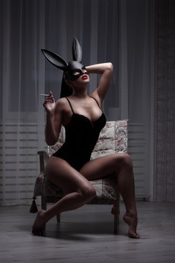 seksi iç çamaşırı ve tüylü tavşan kulakları ile esmer kadın