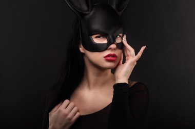 Seksi, güzel, çekici, woamn siyah tavşan maskesi ve zarif elbise.