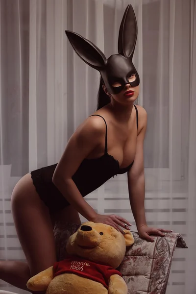 Donna bruna con lingerie sexy e morbide orecchie da coniglio — Foto Stock