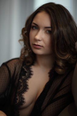 Pencerenin yanında poz güzel Bayan