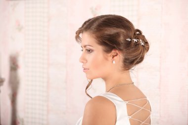 Genç gelin düğün taç ahşap arka plan Modern gelin stili ile