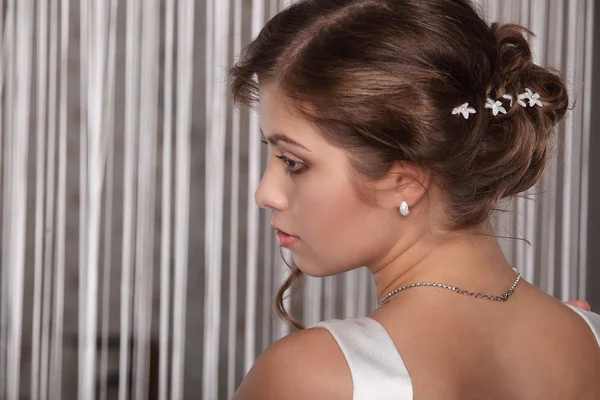 Junge Braut mit Hochzeits-Diadem auf hölzernem Hintergrund modernen Brautstil — Stockfoto