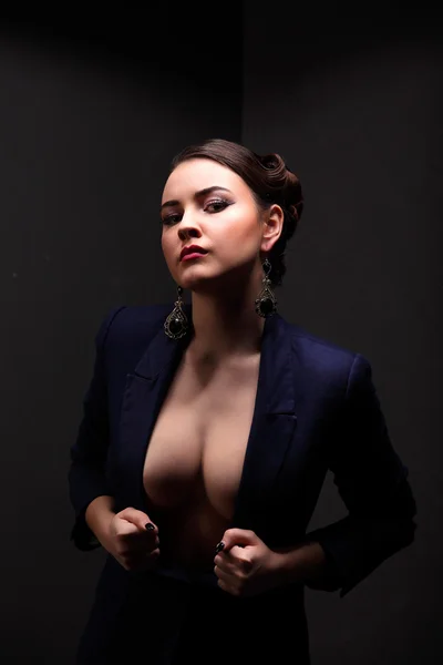 Hermosa chica con senos sexy en chaqueta y cabello de belleza — Foto de Stock