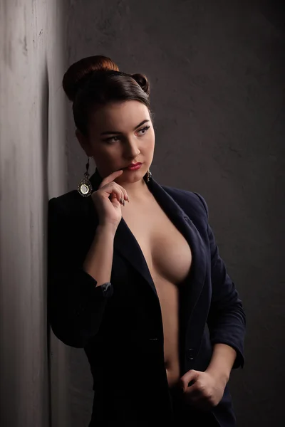 Hermosa chica con senos sexy en chaqueta y cabello de belleza — Foto de Stock