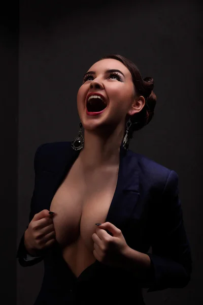 Vacker flicka med sexiga bröst i jacka och skönhet hår — Stockfoto