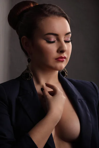 Красива дівчина з сексуальними грудьми в піджаку і красиве волосся — стокове фото