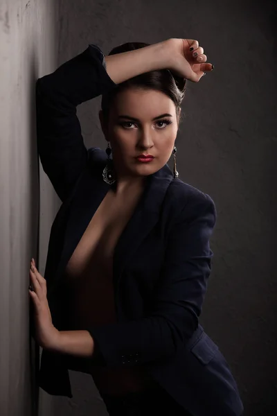 Mooi meisje met sexy borsten in haar jas en schoonheid — Stockfoto