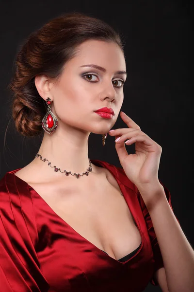 Hermosa mujer en vestido rojo con maquillaje profesional — Foto de Stock