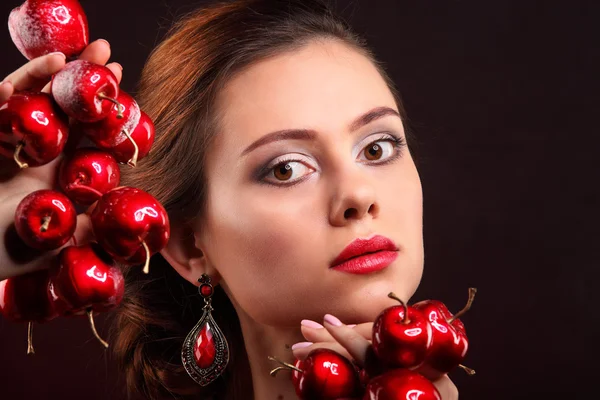 Mulher bonita em vestido vermelho com maquiagem profissional — Fotografia de Stock