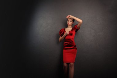 Profesyonel makyaj ile Kırmızı elbiseli güzel kadın