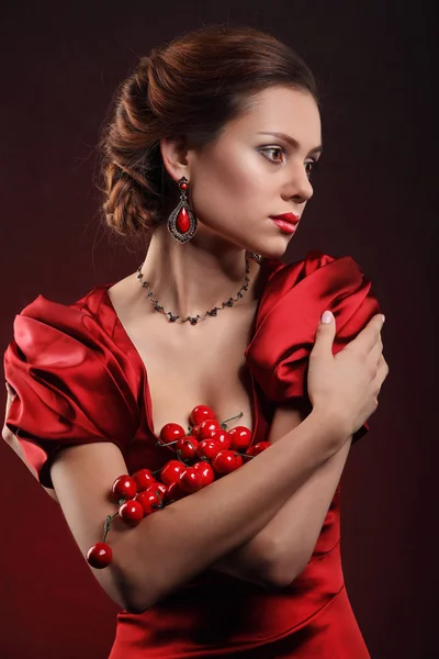 Hermosa mujer en vestido rojo con maquillaje profesional — Foto de Stock