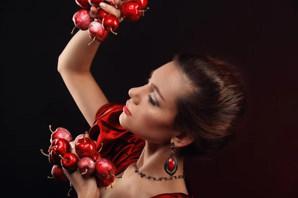 Hermosa mujer en vestido rojo con maquillaje profesional — Foto de Stock