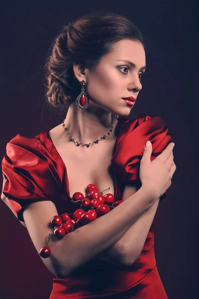 Belle femme en robe rouge avec maquillage professionnel — Photo