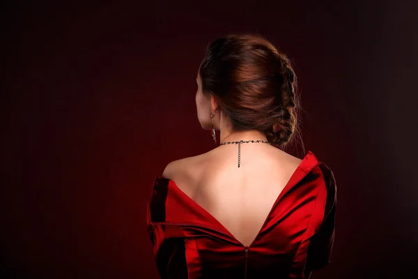 Όμορφη γυναίκα στο κόκκινο φόρεμα με ΕΠΑΓΓΕΛΜΑΤΙΚΟ ΜΑΚΙΓΙΑΖ — Φωτογραφία Αρχείου