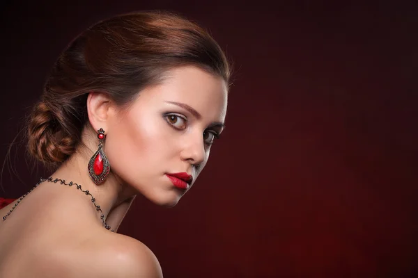 Hermosa mujer en vestido rojo con maquillaje profesional —  Fotos de Stock