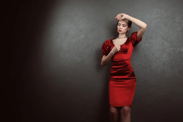 Mulher bonita em vestido vermelho com maquiagem profissional — Fotografia de Stock