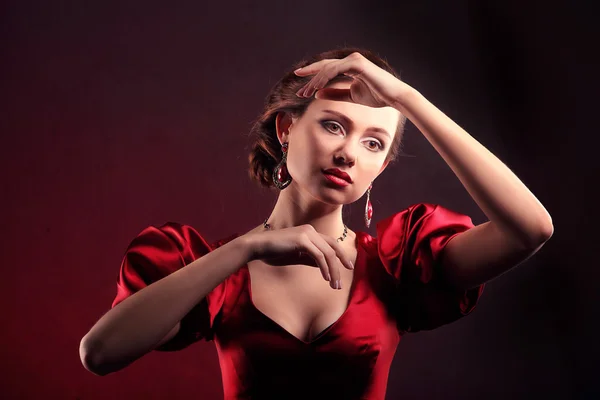 Krásná žena v červených šatech s profesionálního make-upu — Stock fotografie