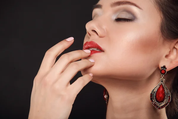 Vacker kvinna i röd klänning med professionell make up — Stockfoto