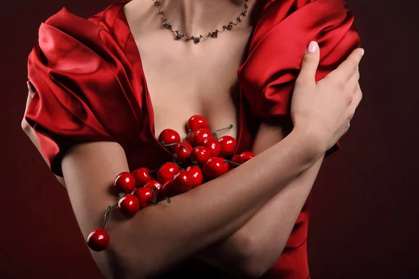 Piękna kobieta w czerwonej sukience z profesjonalny makijaż — Zdjęcie stockowe