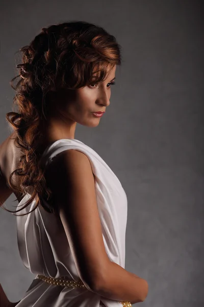 Retrato hermosa mujer con elegante vestido blanco grunge fondo de pared —  Fotos de Stock