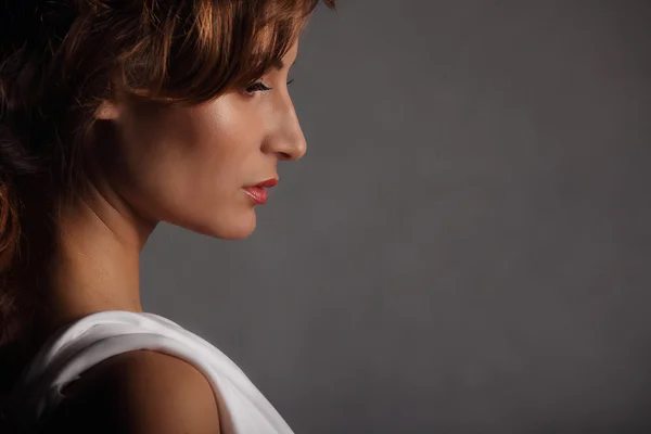 Retrato hermosa mujer con elegante vestido blanco grunge fondo de pared — Foto de Stock