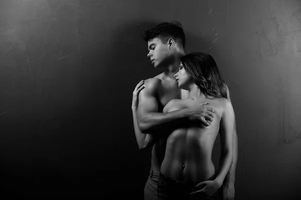 Sexynaked casal de muscular menino em roupa interior e menina despir — Fotografia de Stock