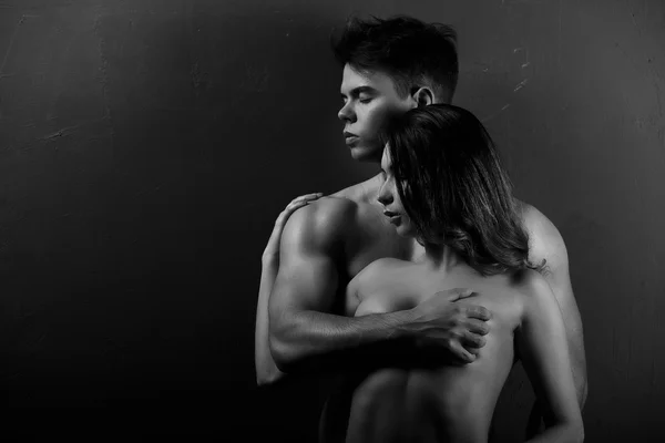 Sexíndica pareja de muscular chico en ropa interior y chica desnudándose — Foto de Stock