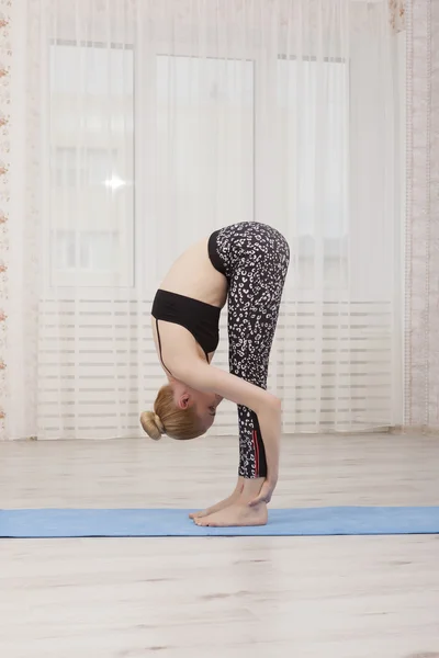 Yoga, evde mindere esneme pratik güzel genç kadın — Stok fotoğraf