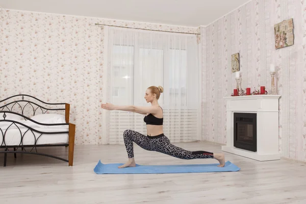Yoga, evde mindere esneme pratik güzel genç kadın