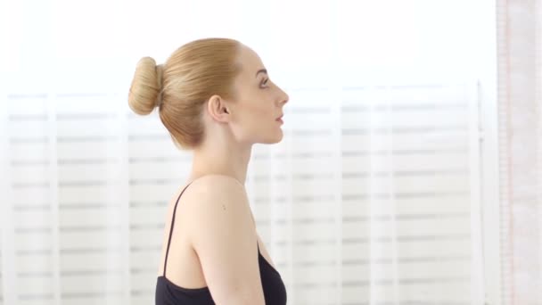 Bella giovane donna che pratica yoga a casa ritratto emozione — Video Stock