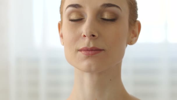 Hermosa joven practicando yoga en casa retrato de emoción — Vídeos de Stock