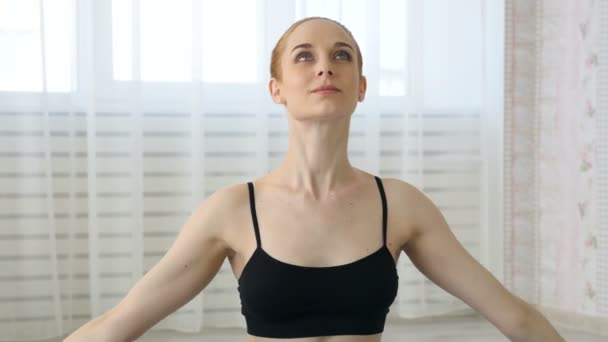 Hermosa joven practicando yoga en casa retrato de emoción — Vídeos de Stock