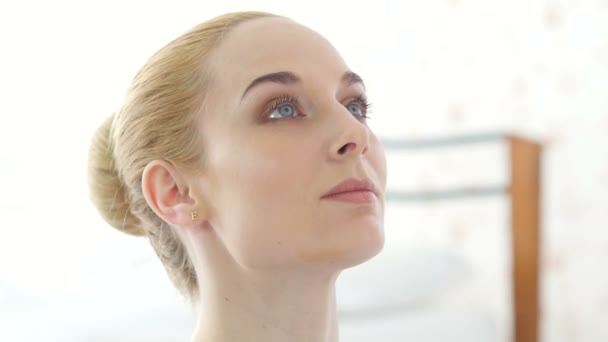 Beautiful young woman practicing yoga at home emotion portrait — Stock Video