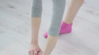 Pratik Yoga ev duygu portre, güzel genç kadın