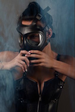 Sis ile bir cephane gaz maskesi giymiş seksi kadın