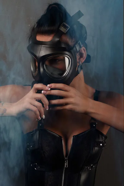 Сексуальная женщина в противогазе, с туманом — стоковое фото