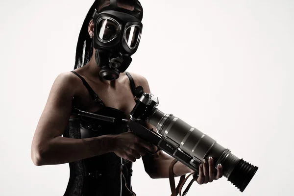 Σέξι γυναίκα που φοράει μια μάσκα αερίων πυρομαχικά, με ομίχλη — Φωτογραφία Αρχείου