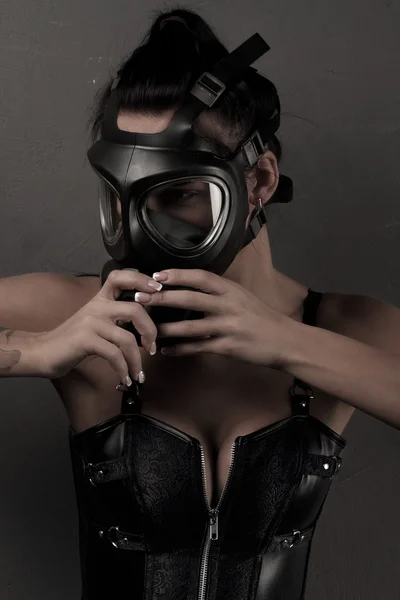 Sexig kvinna som bär en Ammo gasmask, med fog — Stockfoto