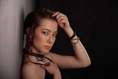 Vogue stilini güzel narin kadın portresi