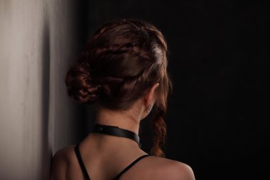 Vogue stilini güzel narin kadın portresi
