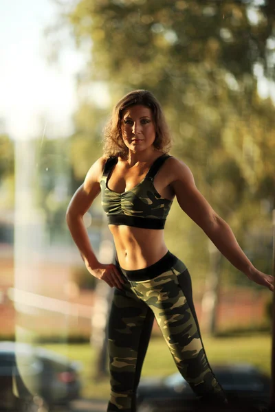 Fitness, Sport, Powerlifting Menschen Konzept sportliche Frau trainiert Langhantel — Stockfoto